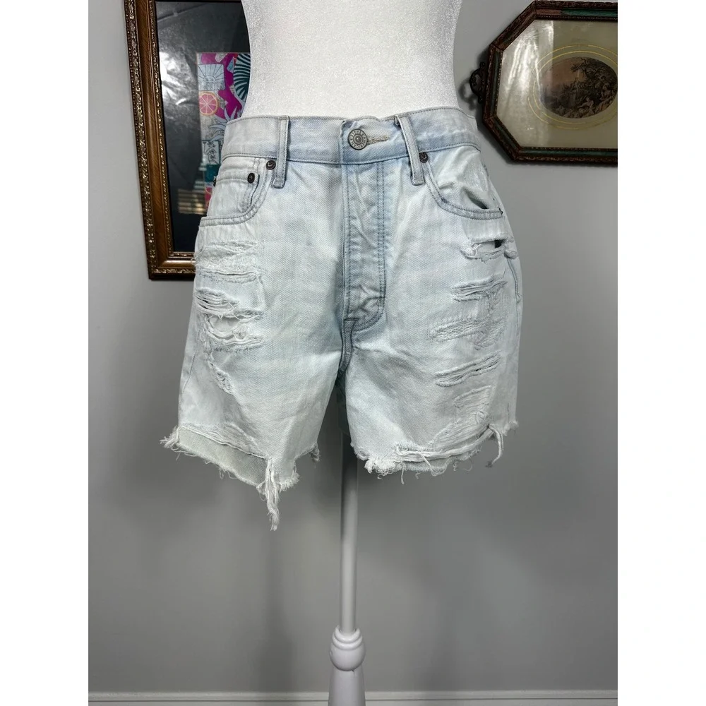 American Eagle Light Wash‎ Distressed 90's Boyfriend Shorts - SIZE US 8 Vacation